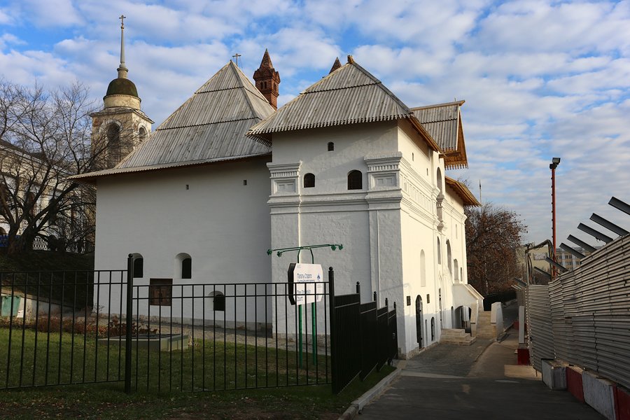 От сталинской высотки до парящего моста: интересное о Зарядье