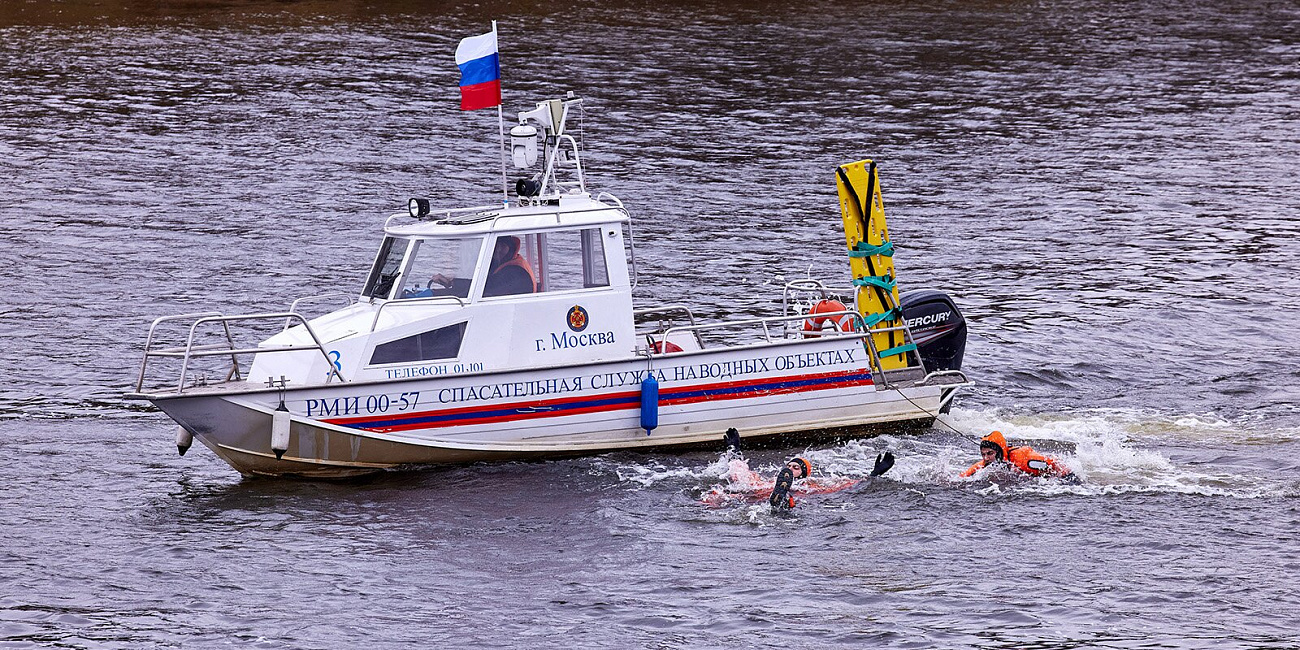 На льду и под водой: спасатели — о работе на водоемах столицы зимой