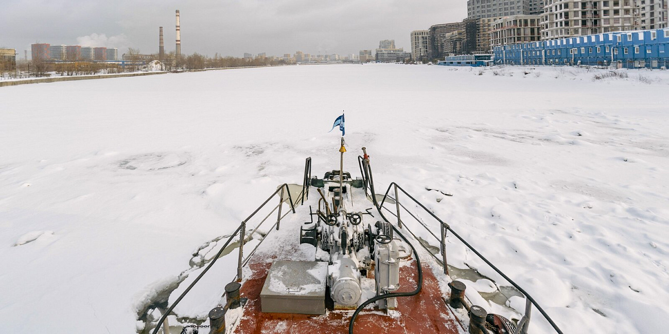 Шуга, караван и сорбент: как проходит зимнее дежурство московских ледоколов