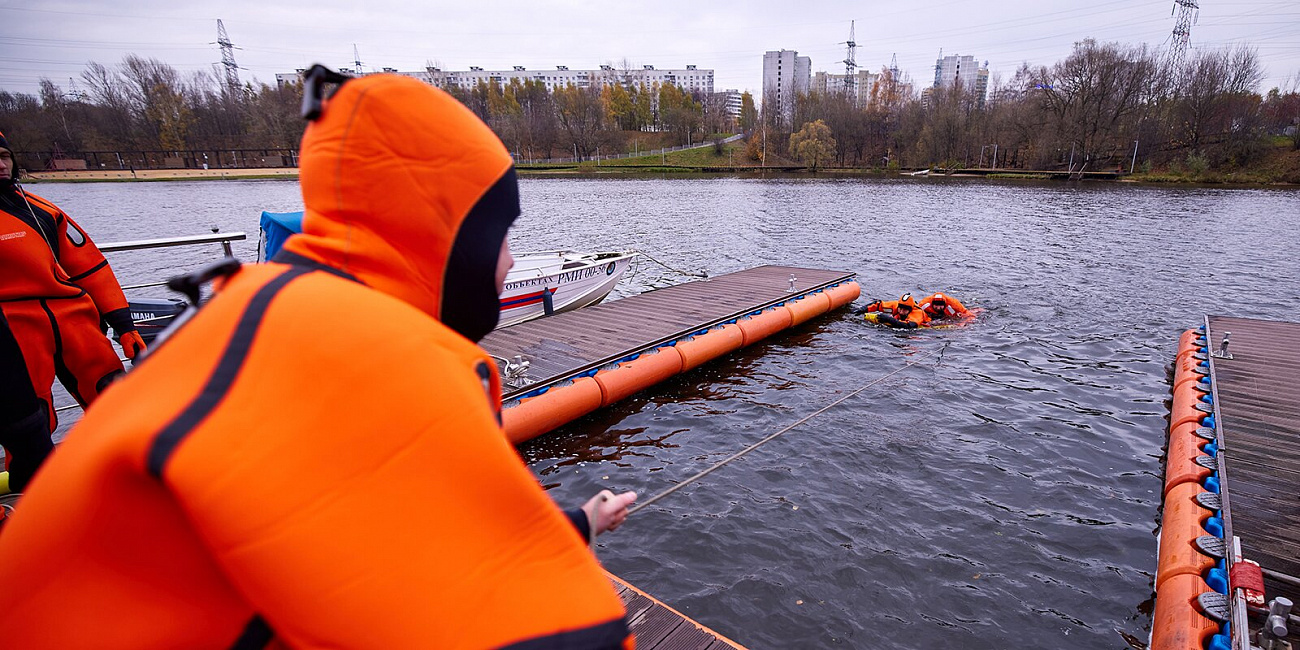 На льду и под водой: спасатели — о работе на водоемах столицы зимой